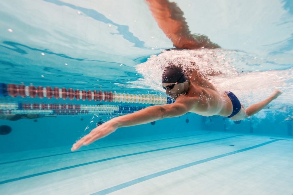 swimmingmaleshutterstock 295929080 yüzme 4 | Shuayip.com